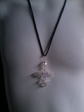 Collana con laccio nero e ciondolo a forma di croce con facsimile swarovski cod.600017 € 5,00