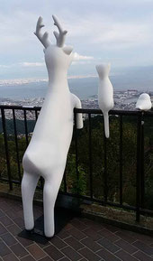 シカとイタチとトリも仲良く景色を楽しんでいます