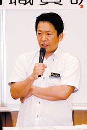 新規採用職員研修会で講話する中山市長=11日午前、市健康福祉センター
