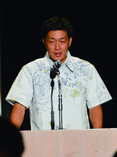 涙ながらに事件を振り返る清水さん。妻・真夕さんも参加した=15日、市民会館中ホール