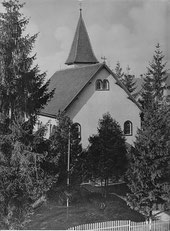 Die kleine katholische Kirche an der Neuffenerstraße vor dem Abbruch 1960 (Quelle: StANT)