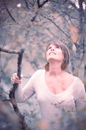 Photo dans la nature de l'artiste Caroline SIMON peintre éco-féministe en Savoie 