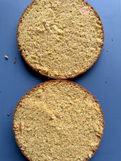 Gefüllt mit Frischkäsecreme – Kamut-Carrot-Cake angeschnitten und serviert
