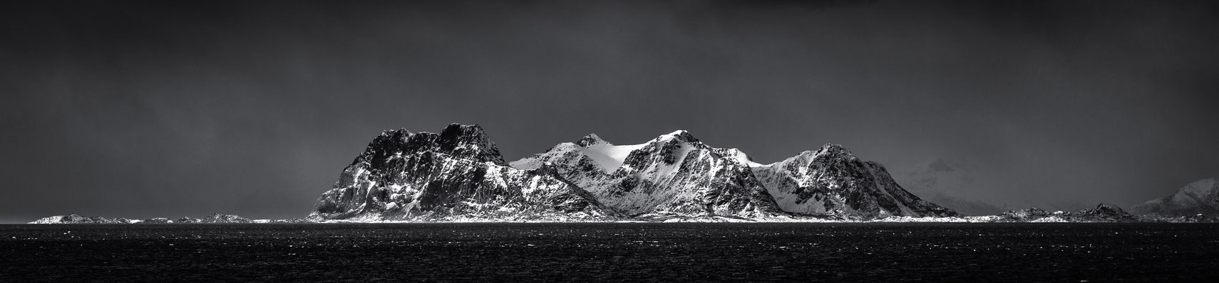 Die Lofoten in Norwegen bei bedecktem Wetter in schwarz-weiß