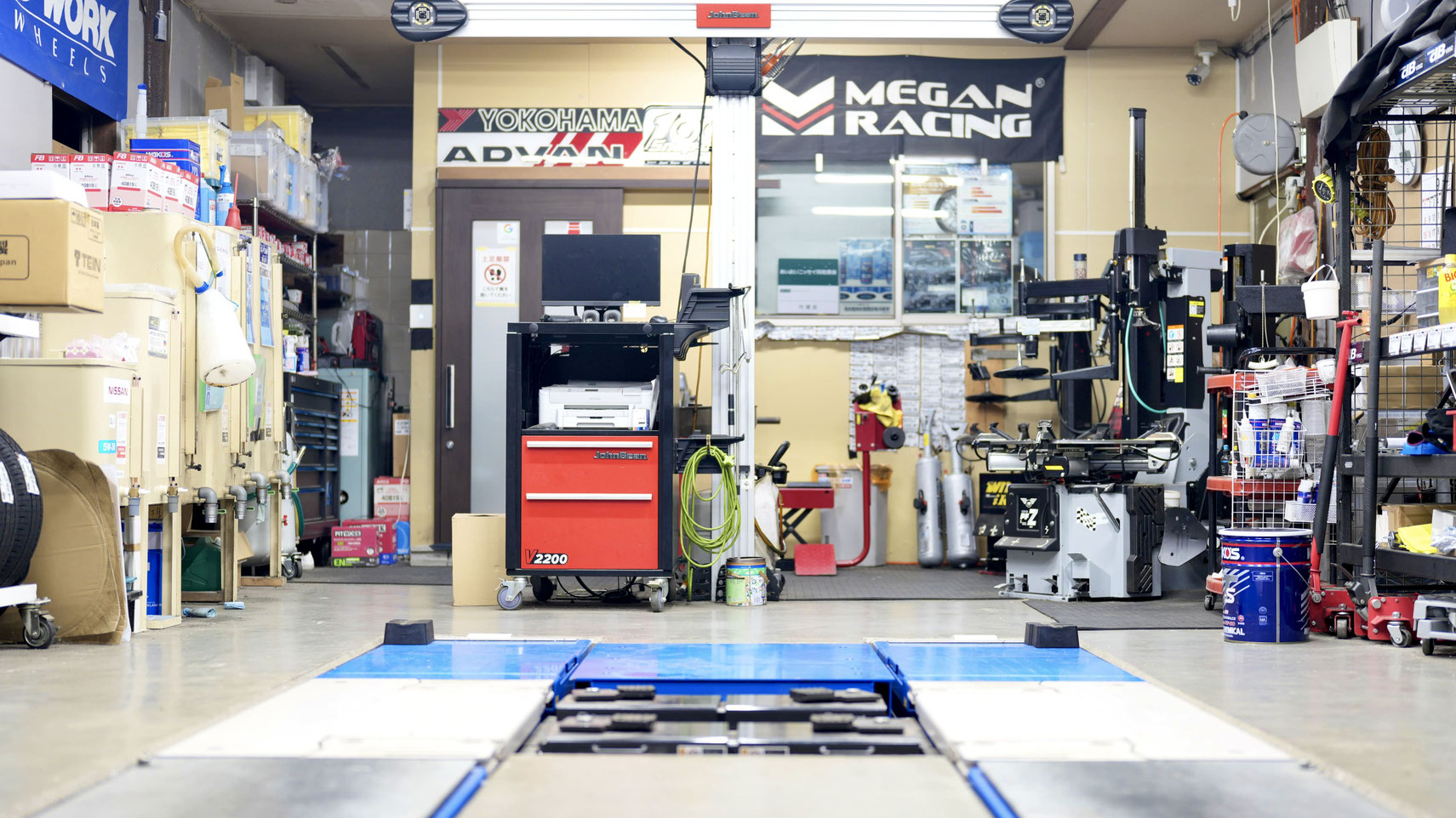 井上タイヤ店頭