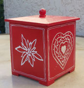 Boîte en bois rectangulaire, fonds rouge dessins edelweiss et coeur faire avec une peinture blanche, monochrome