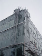 Facade cleaning system with pully platform