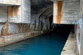 Wir erkunden die Röhre der U-Boot-Station.