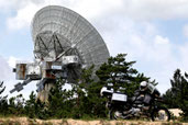Inmitten einer sandigen, wüstenähnlichen Region – bestimmt ist das hier wieder alles Dünengebiet – reckt sich eine riesige Schüssel in den Himmel.