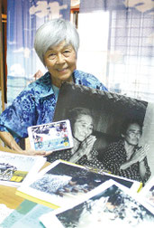 写真を撮影した静子・アウエハントさん大量の写真が未整理のまま残っており、オランダの大学にある資料も多い=24日、那覇市内
