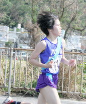 識名寧音選手は必死に先頭集団に食らいついた=25日、名護市(第22区間)