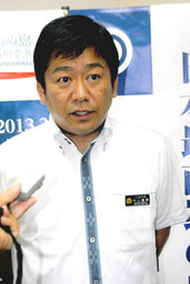 防衛省職員との面談後、自衛隊の訓練について報道陣の質問に答える中山市長=29日午後、市役所