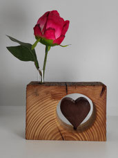 Jvi handmade Onlineshop für handgefertigte Kleinmöbel und Dekorationsartikel – einzigartige Wanddekorationen, Tischdekoration aus Holz, Garderobenbalken, Windlichter, Spiegel, Reagenzglasvasen und individuelle Holzschriftzüge. Stilvolle, rustikale und nat