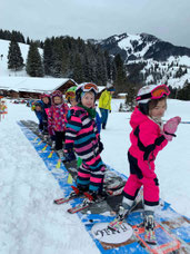 Zwergerl Skikurs für kleine Kinder beim Skiteam Heufeld aus Brückmühl.