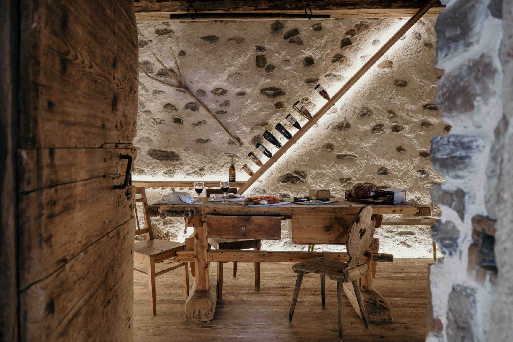 Speiseraum mit historischen Steinmauern und ladinischen Gerichten in der Ciasa Somuer • Member of Mountain Hideaways ©MarikaUnterladstätter _fullwidth-story-splash