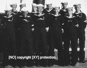 [Quelle: Privatarchiv R. Tappeser. Als Matrose vorn links im Bild]