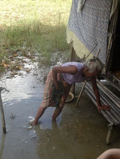 La soeur de Miss Lha Lha Kyi vivant dans la petite hutte.