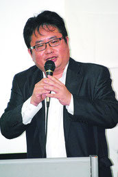 日中関係をテーマに講演する産経新聞外信部次長の矢板氏=14日夜、大浜信泉記念館