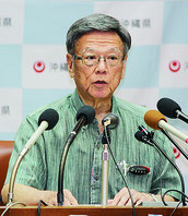 記者会見する翁長知事=25日午前、県庁