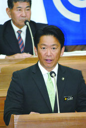 2018年度施政方針演説を行う中山市長=13日午前、市議会