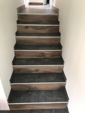Le carrelage intérieur est utilisé pour recouvrir les marches d'escalier.