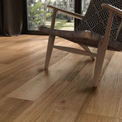 carrelage au sol imitation bois. Pose du carrelage en joint décalé comme la pose du parquet bois.