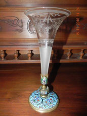 Vase cornet en cristal taillé dans le goût de Baccarat et socle en bronze et émaux cloisonnés fin XIXème