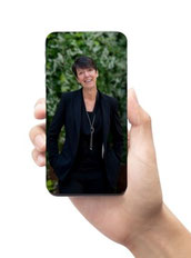 Main tenant un téléphone où mon image apparait pour inviter à la vision