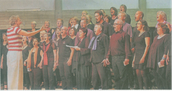Drei Dozenten leiteten den Gospelworkshop. Hier dirigiert Angelika Rehaag ihre Gruppe beim Abschlusskonzert in der Hückelhovener Aula.  RP-FOTO, JÜRGEN LAASER
