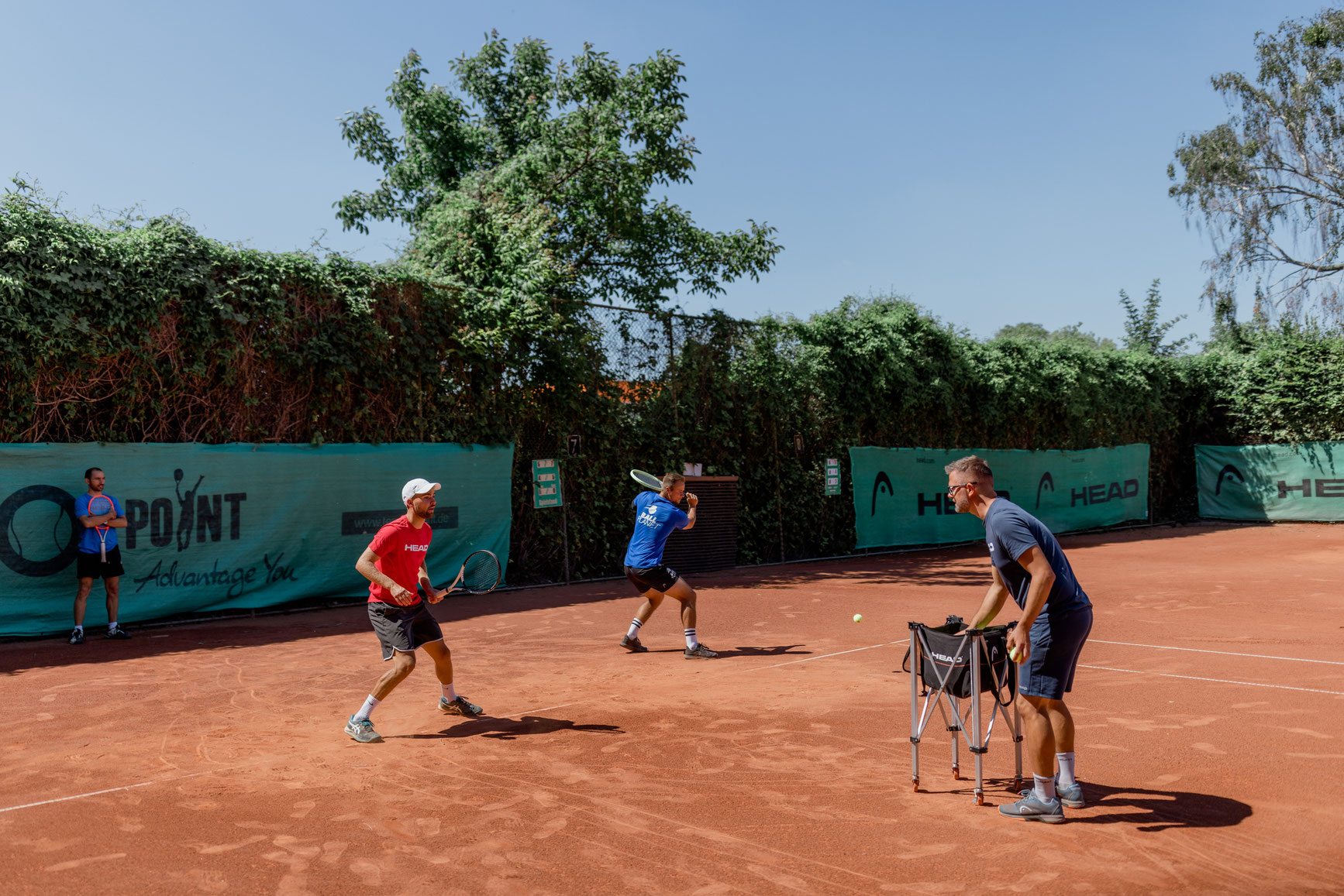Bereite Freude mit einem besonderen Geschenk! Bei uns ist der Kauf von Gutscheinen möglich, um Tennis- oder Sportfreude zu verschenken. Entdecke unser vielfältiges Angebot, von Tennisstunden privat oder gemeinsam bis hin zu Besaitungsgutscheinen.