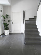Nos carreleurs habillent votre escalier en recouvrant les marches en réalisant une pose collée du carrelage. Le carrelage en grés cérame est très utilisé pour le recouvrement des marches d'escalier.