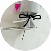 Bild: Knallbonbons selber machen - mit dieser Schritt-für-Schritt Anleitung schöne DIY Knallbonbons basteln, die nicht nur für Silvester eine schöne Deko Idee sind; gefunden auf www.partystories.de