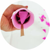 Bild: Knallbonbons selber machen - mit dieser Schritt-für-Schritt Anleitung schöne DIY Knallbonbons basteln, die nicht nur für Silvester eine schöne Deko Idee sind; gefunden auf www.partystories.de