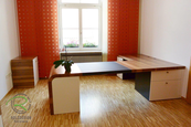 Büroeinrichtung in Nussbaum furniert und weiß lackiert - Schreibtisch mit flächenbündiger Schreibtischunterlage, Container & Druckerschrank