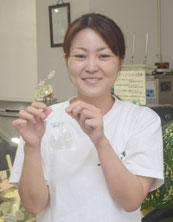 集めた雹を手に「姪っ子にも見せてあげたい。ずっと保管する」と話す安吉さんの長女の安子さん=(おいシーサー遇)、川平