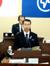 施政方針演説を行う川満町長=8日午後、町議場