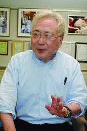 インタビューに応じる高須氏=4月20日、東京の高須クリニック