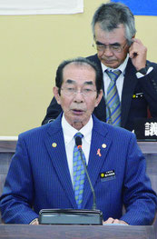 西大舛町長が施政方針演説を行った=3日、竹富町役場議場