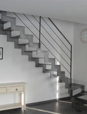Un escalier avec marche et limon moderne en métal posé a Cassis, 13260, Bouches-du-Rhone