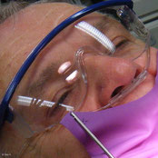 Patient mit Schutzbrille