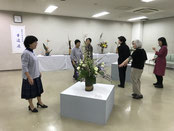 華道展　生け込み後に先生方で鑑賞中