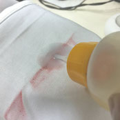 ②シミの構造の順番通り、シミを少しずつ分解していきます。