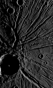 Nahaufnahme des Kraters Apollodorus sowie sein, noch angeleuchteter, Zentralberg und ringsherum Risse von Pantheon Fossae.