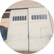 鉄製吊り戸修理作業