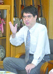 外間守吉町長らと懇談する石井望氏=21日、与那国町役場