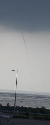 石垣島沖で竜巻が観測された。上空には黒い雲が広がっている=25日、撮影・那覇航空測候所石垣航空気象観測所(沖縄気象台提供)