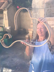 Joëlle Swanet pose avec une création céramique à la sortie du four