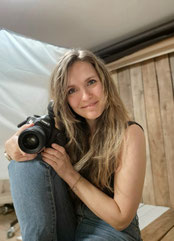 Fotograf Juliane Fensky mit Kamera im Studio in Hamburg-Rahlstedt