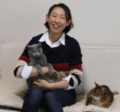 当店代表が飼い猫を抱いて笑顔
