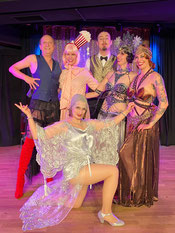 Die Besetzung von "Kinky Minsky's Burlesque Cocktail" im November 2021, v.l.n.r. hintere Reihe: Herr und Frau Schmidt, Lilou FrouFrou, Lloyd Whiskey, Pepper Sparkles, Diva Desaster, davor: Kinky Minsky, Foto: Gottfried Roth